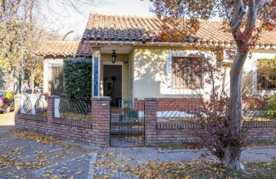 Casa de 5 Ambientes con Gran Jardin y Cochera Barrio Saavedra.