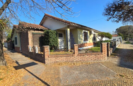 Casa 5 ambientes con gran jardín quincho y cochera barrio Saavedra